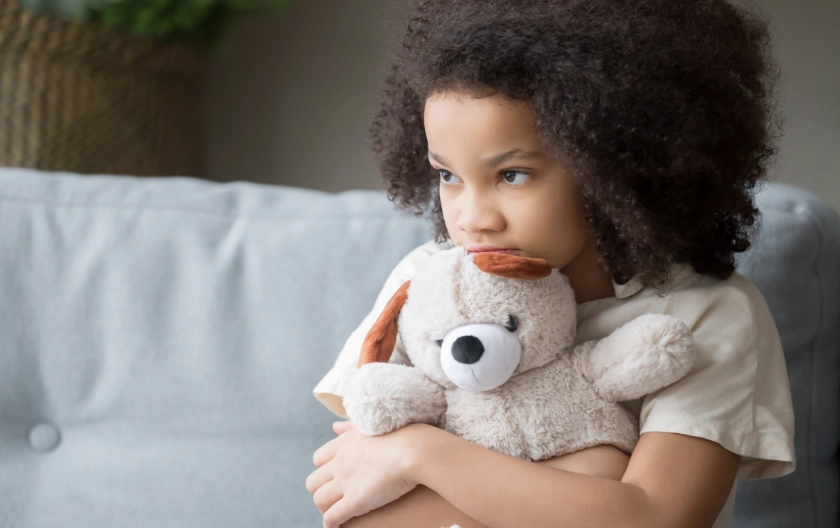 anxious chhild hugging stuffed animal child insomnia sleeplessness signs of anxiety in kids